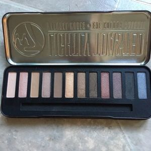 Smokey W7 eyeshadow palette